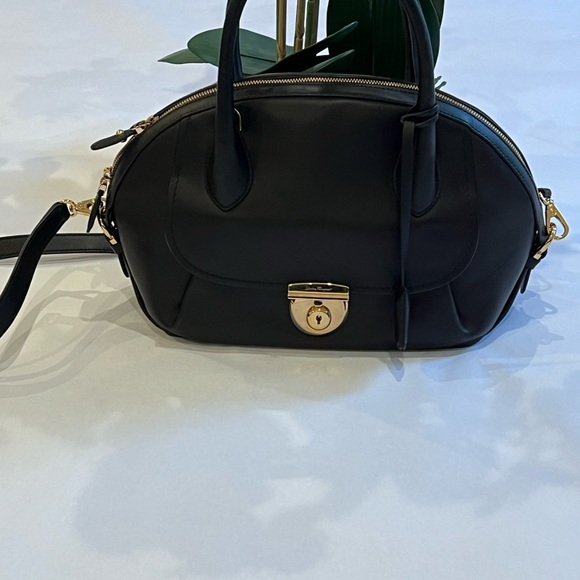 Salvatore Ferragamo: Fiamma, medium tote- Black - Picture 3 of 14